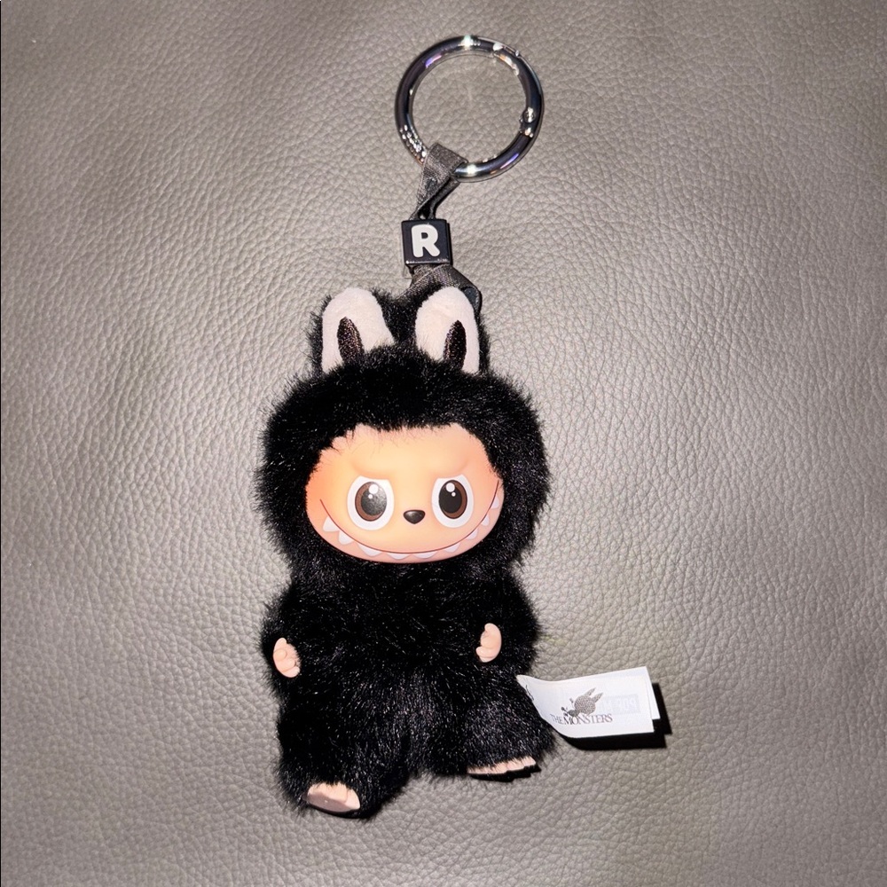 Pin for Love "R" Labubu AUTHENTIC ✨